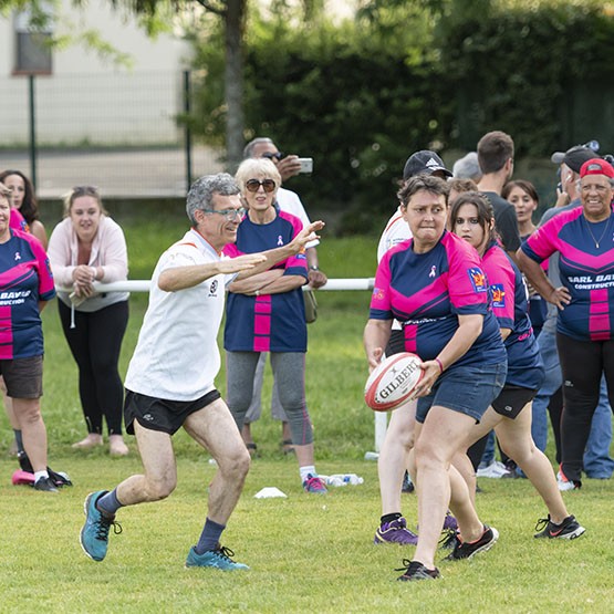 Mixed-gender Rugby à 5 touch defense and running play in action